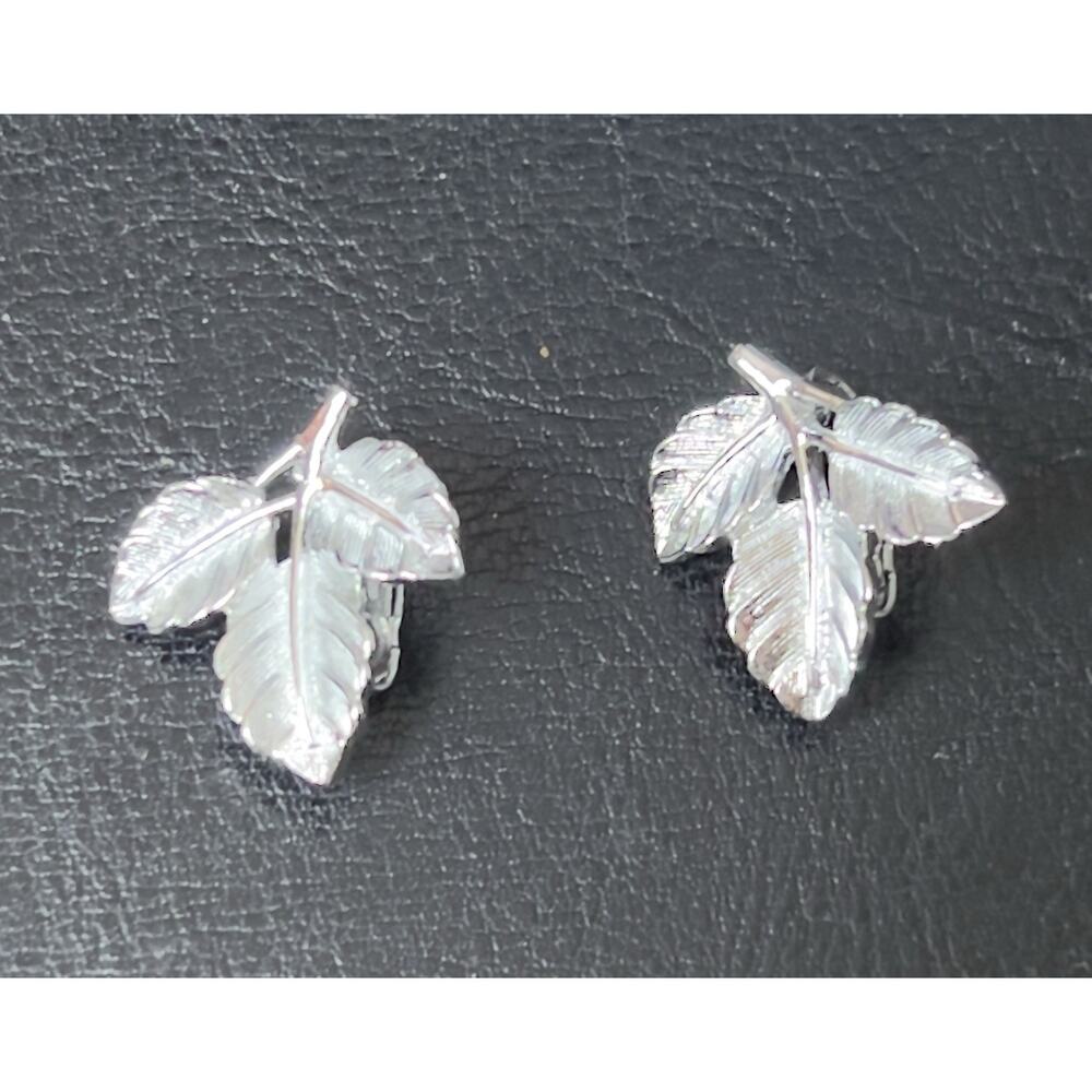 Vintage 1960s Sarah Coventry Leaf Clip On Earrings Womens Silver Tone Textured